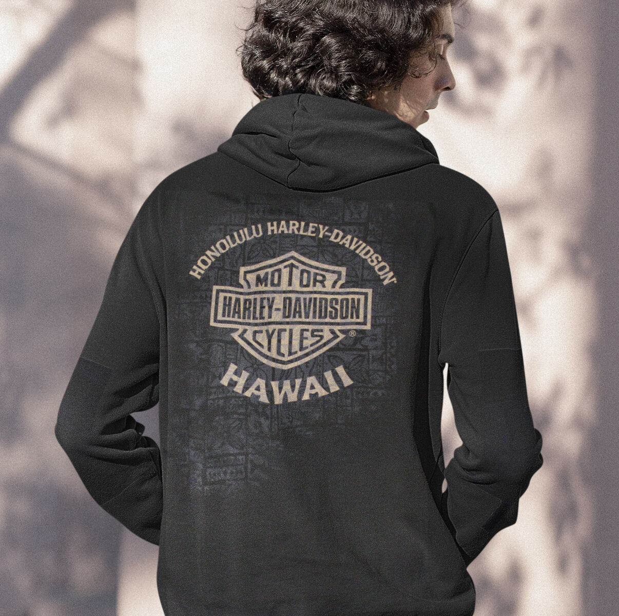 Harley-Davidson Men Tapa Shield Zip Front Hoodie. Hawaii exclusive design. 50% Cotton 50% Polyester. Lightweight hoodie with Zipper and two pocket in the front.